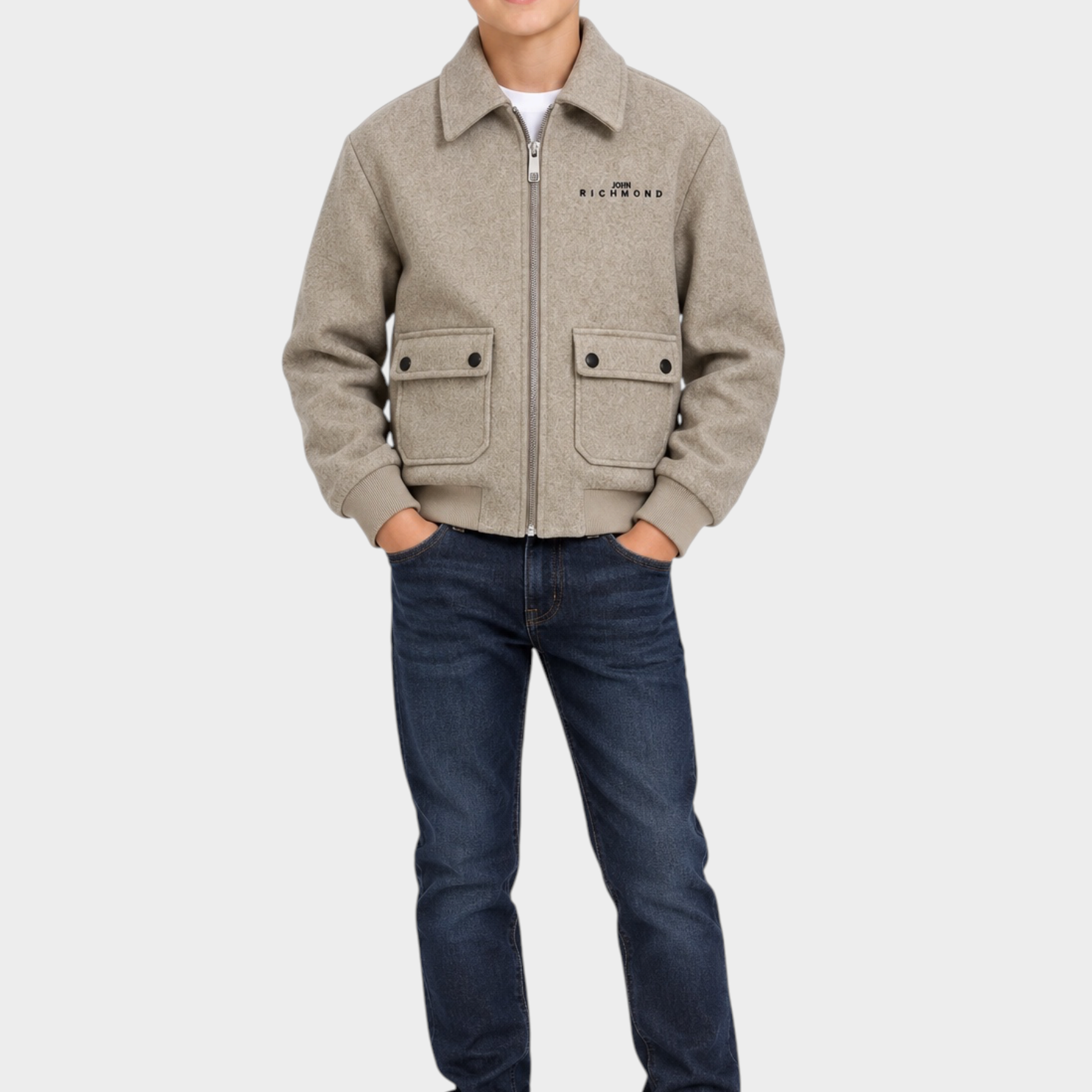 Ragazzo indossa giubbino bomber beige Follower SRL in lana con tasche frontali e logo Richmond sul petto