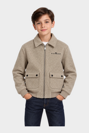 Ragazzo indossa un giubbino bomber beige Follower SRL in lana con colletto, tasche frontali e logo Richmond