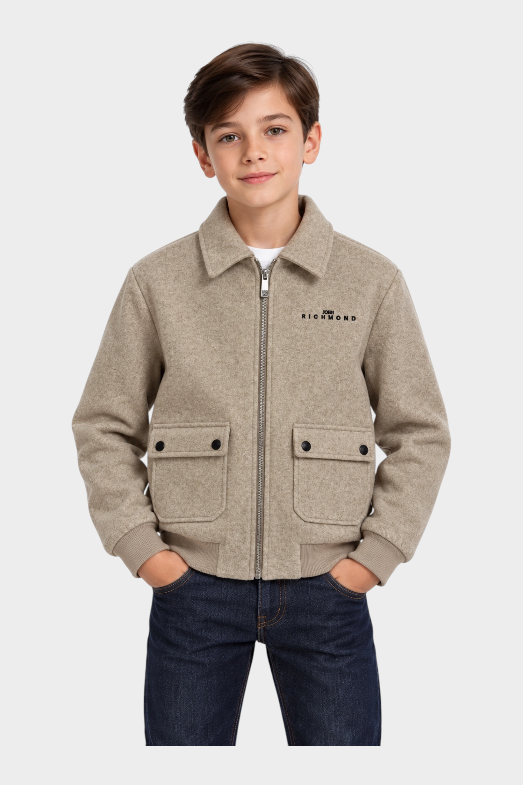 Ragazzo indossa un giubbino bomber beige Follower SRL in lana con colletto, tasche frontali e logo Richmond