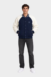 Modello indossa giubbino bomber Follower SRL blu con maniche in pile bianco a contrasto e chiusura a bottoni