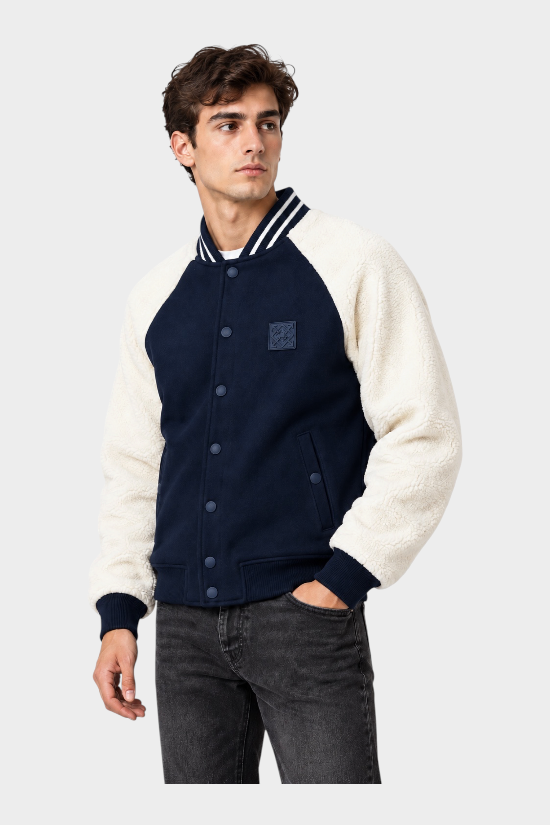 Modello indossa giubbino bomber Follower SRL blu con maniche in sherpa bianco e chiusura a bottoni