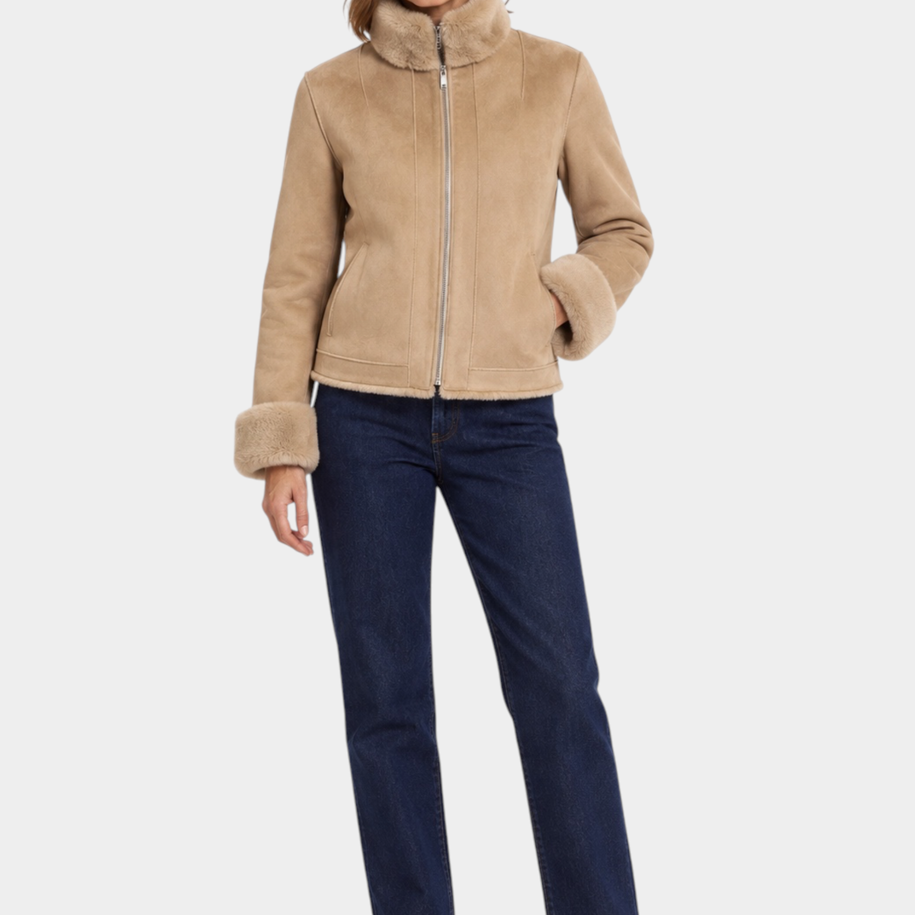 Modella indossa giubbino bomber Follower SRL color cammello con zip frontale, collo e polsini in morbida pelliccia