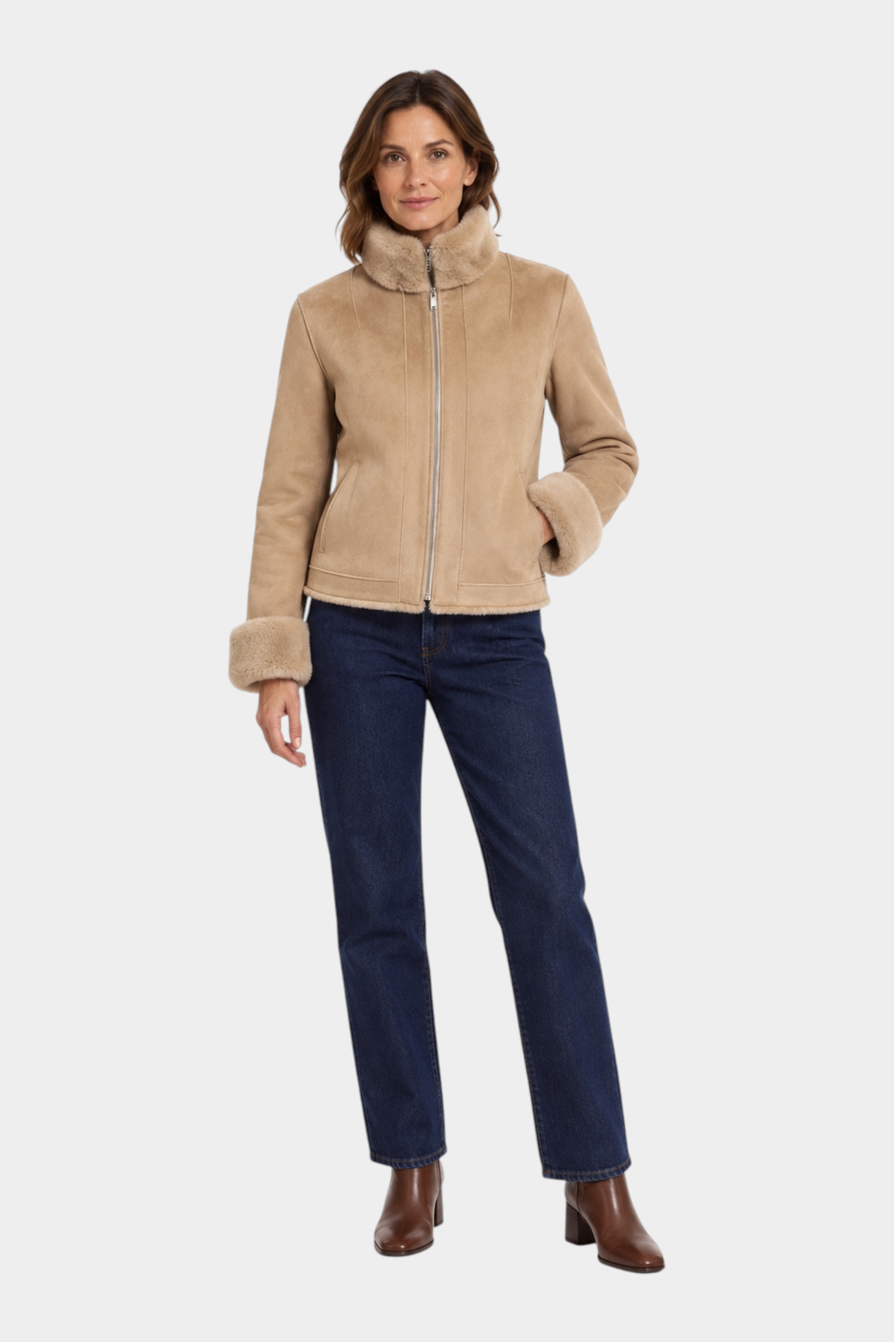 Modella indossa giubbino bomber Follower SRL color cammello con zip frontale, collo e polsini in morbida pelliccia