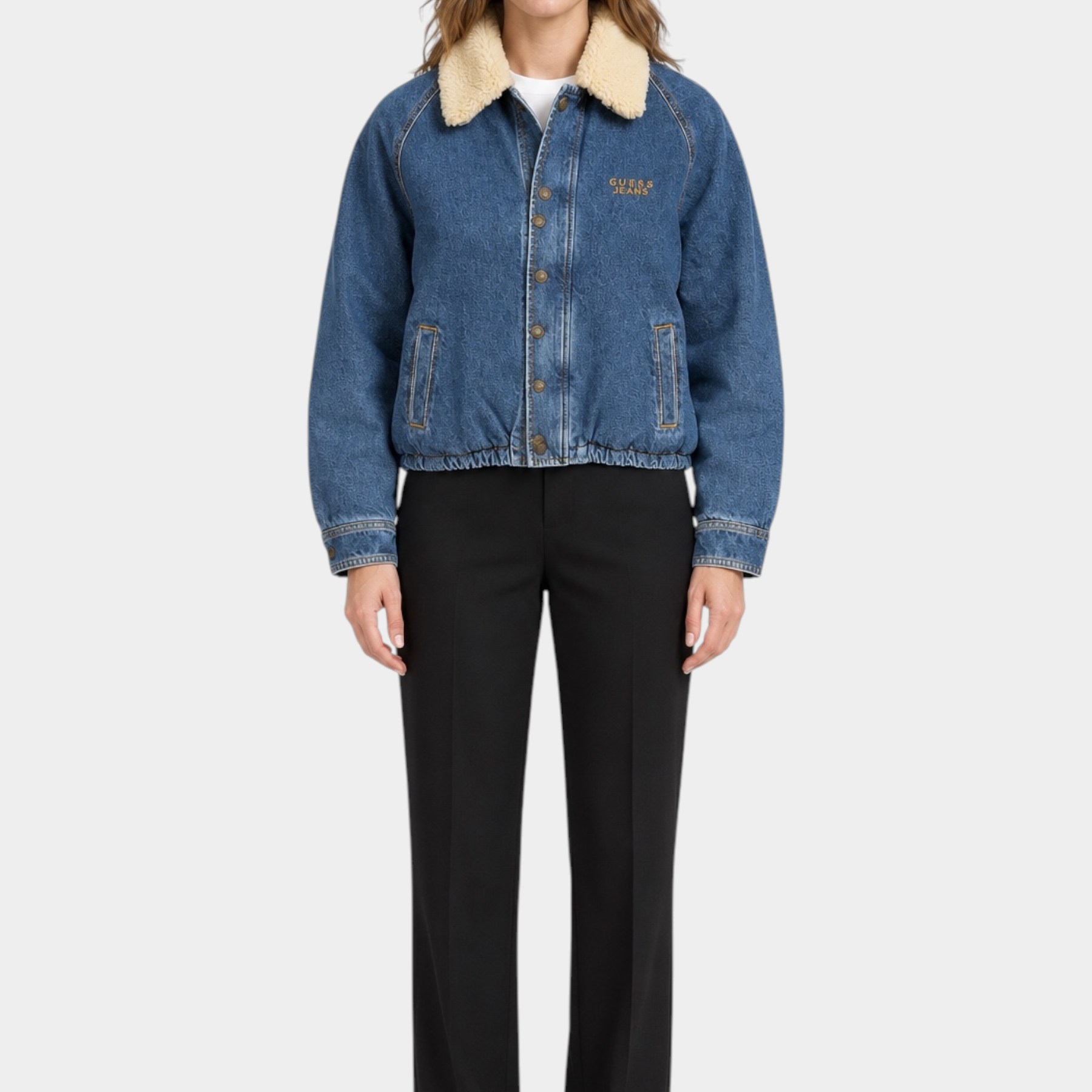 Giubbino bomber in denim blu GUESS con colletto in pelliccia sintetica indossato da una modella, Follower SRL