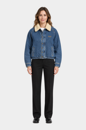 Giubbino bomber in denim blu GUESS con colletto in pelliccia sintetica indossato da una modella, Follower SRL