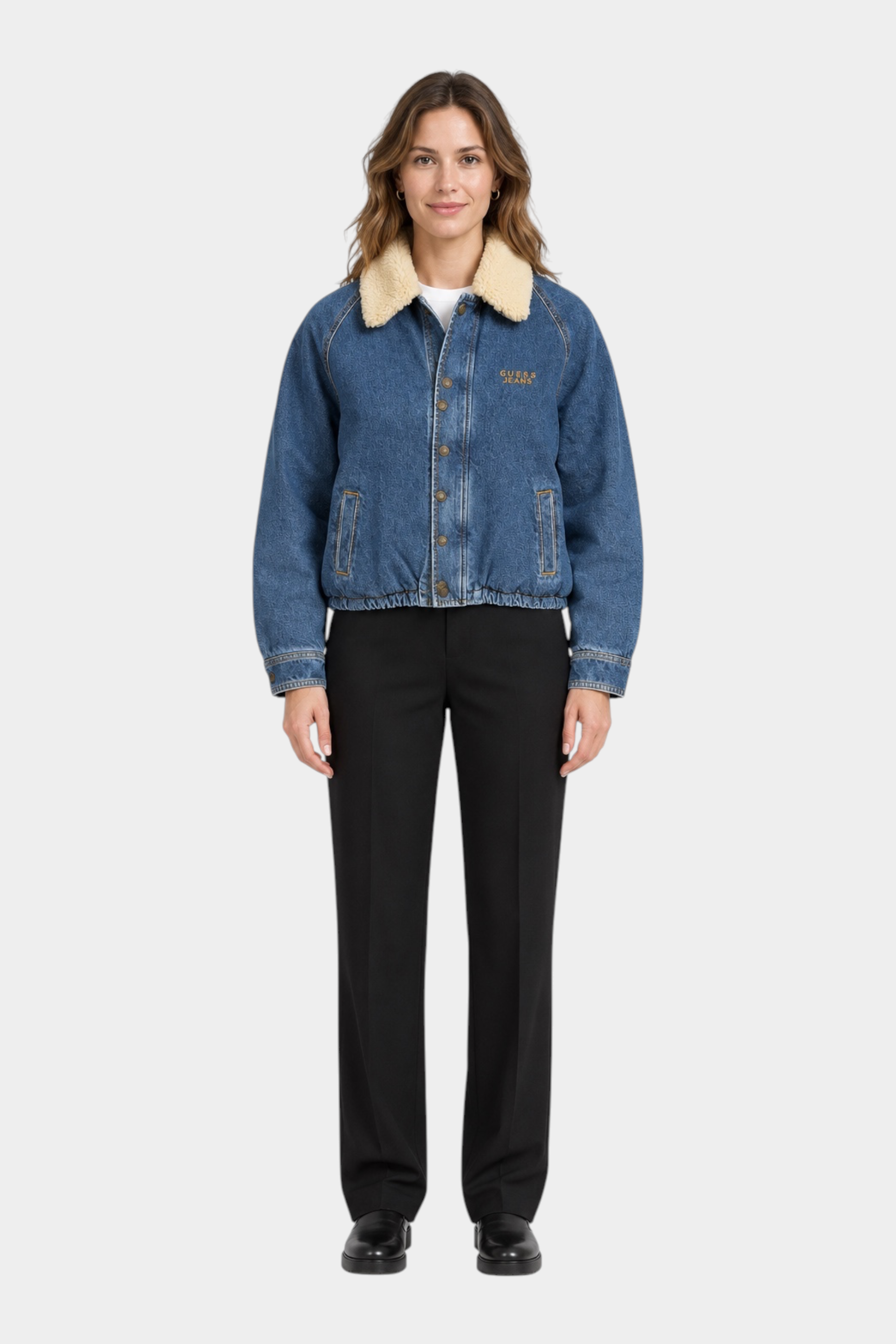 Giubbino bomber in denim blu GUESS con colletto in pelliccia sintetica indossato da una modella, Follower SRL