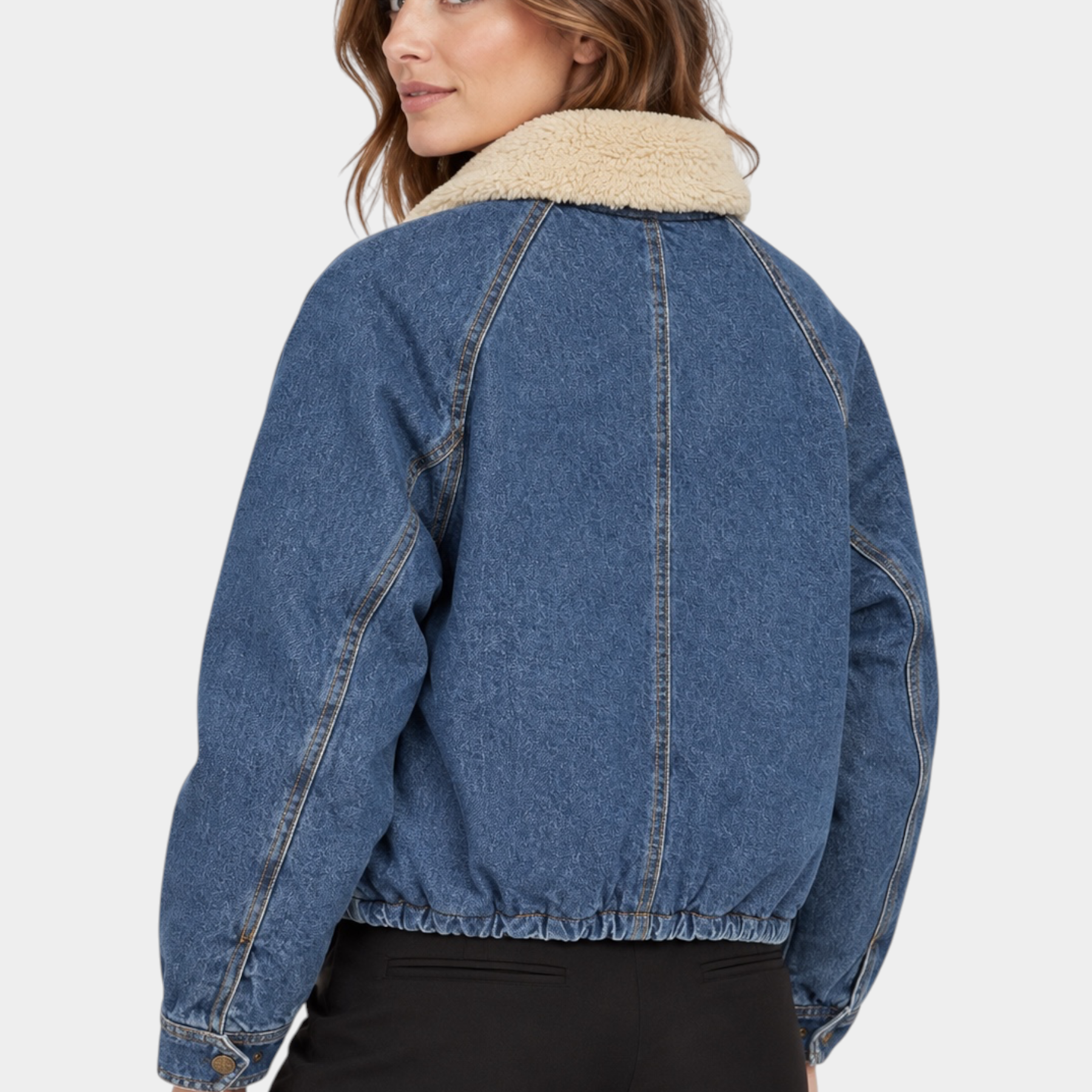 Giubbino bomber in denim blu GUESS con colletto in pelliccia sintetica indossato da una modella, Follower SRL