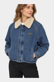 Giubbino bomber in denim blu GUESS con colletto in pelliccia sintetica color crema indossato da una modella Follower SRL