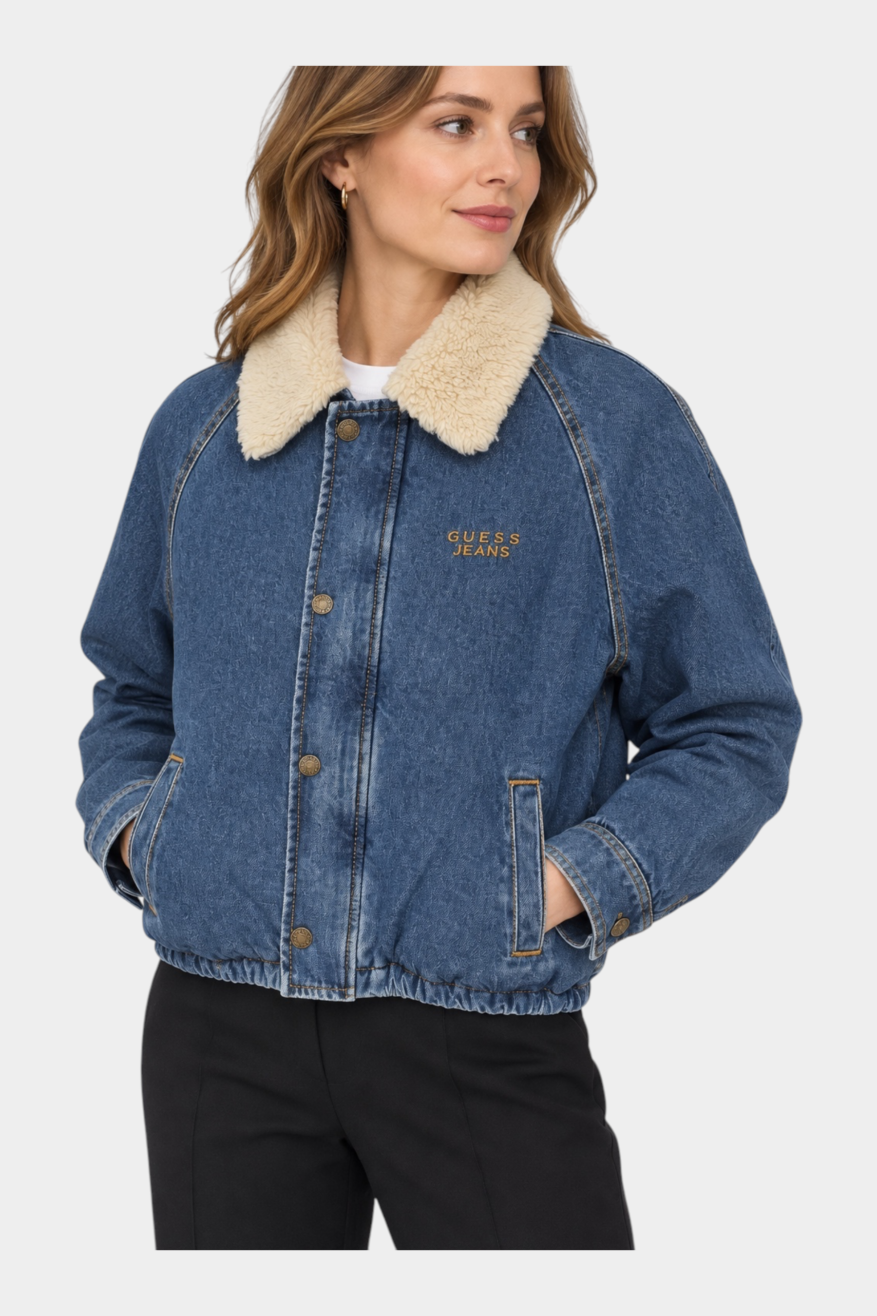Giubbino bomber in denim blu GUESS con colletto in pelliccia sintetica color crema indossato da una modella Follower SRL