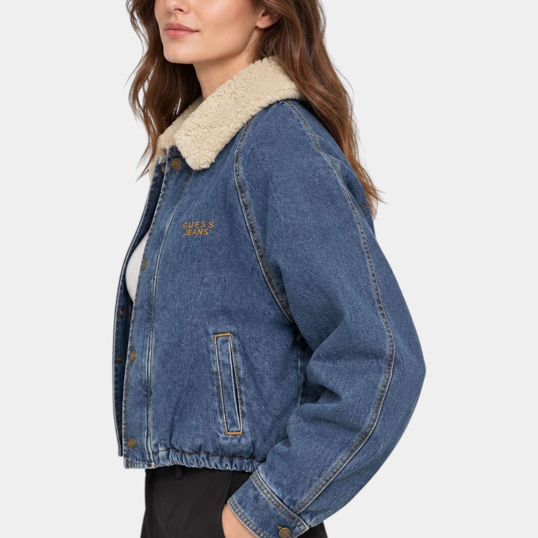 Giubbino bomber in denim blu GUESS con colletto in pelliccia sintetica color crema, proposto da Follower SRL