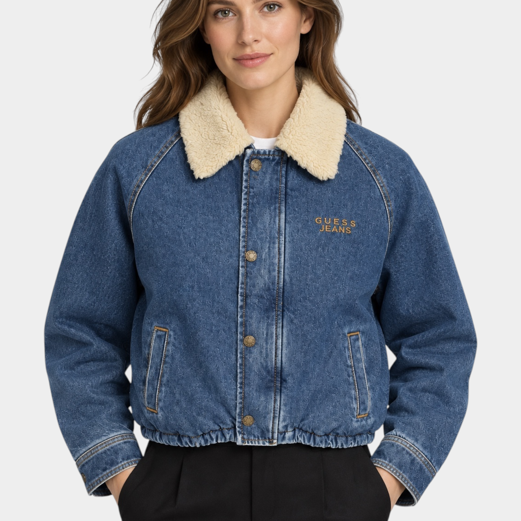 Giubbino bomber in denim blu GUESS con colletto in pelliccia sintetica color crema, venduto da Follower SRL