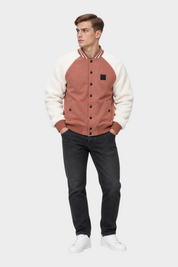 Modello indossa giubbino bomber Follower SRL marrone con maniche in sherpa bianco e chiusura a bottoni