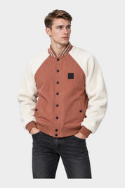 Modello indossa giubbino bomber Follower SRL marrone e panna con maniche in tessuto teddy e chiusura a bottoni