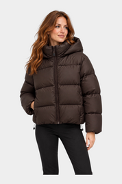Giubbino bomber Follower SRL marrone imbottito con cappuccio e chiusura a zip indossato da una modella