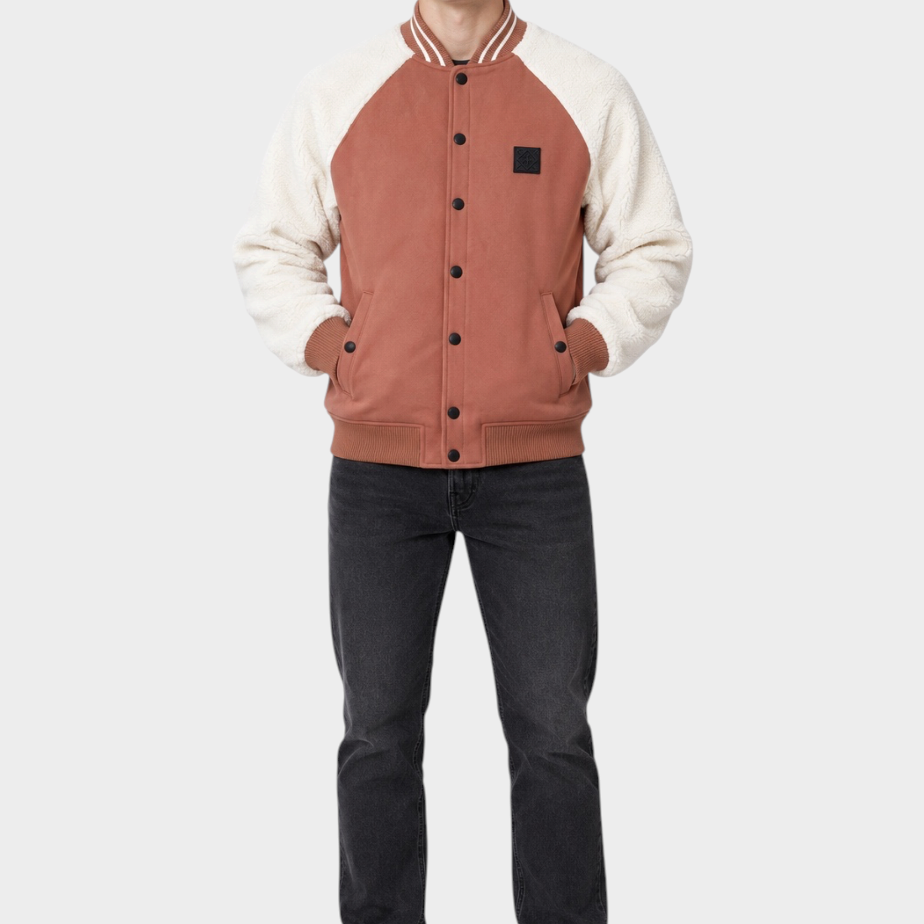 Modello indossa giubbino bomber Follower SRL marrone con maniche in sherpa bianco e chiusura a bottoni