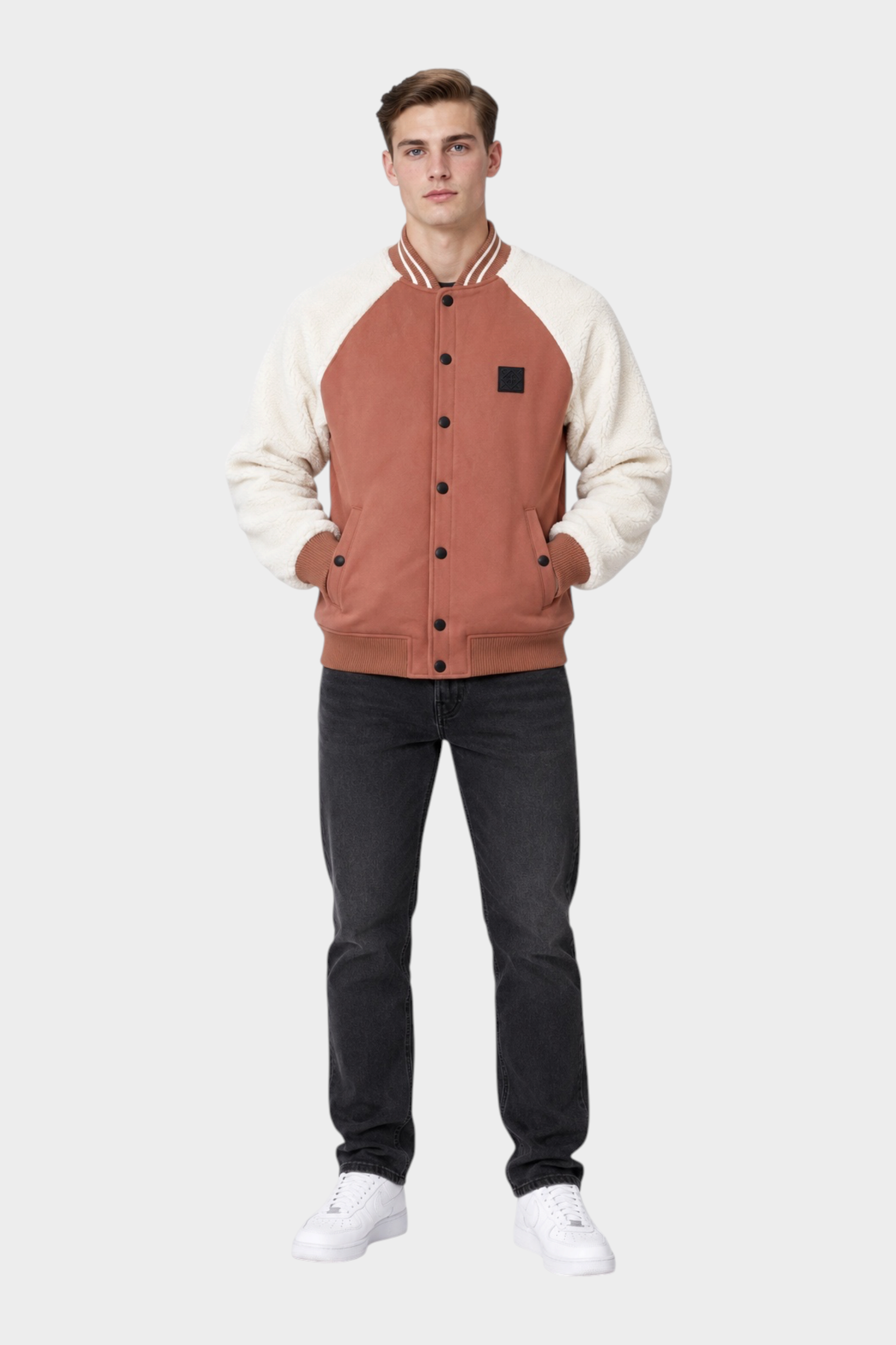 Modello indossa giubbino bomber Follower SRL marrone con maniche in sherpa bianco e chiusura a bottoni
