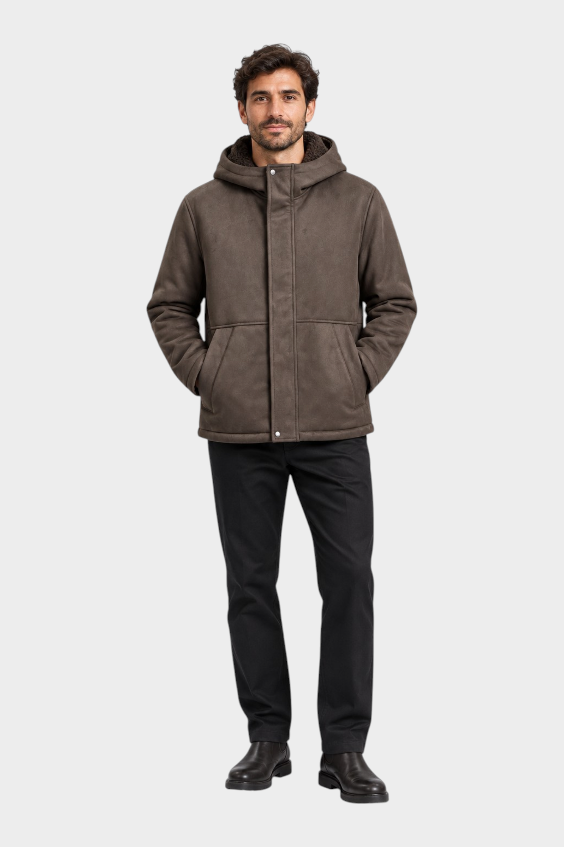 Modello indossa giubbino bomber in montone marrone con cappuccio di Follower SRL, stile casual invernale.