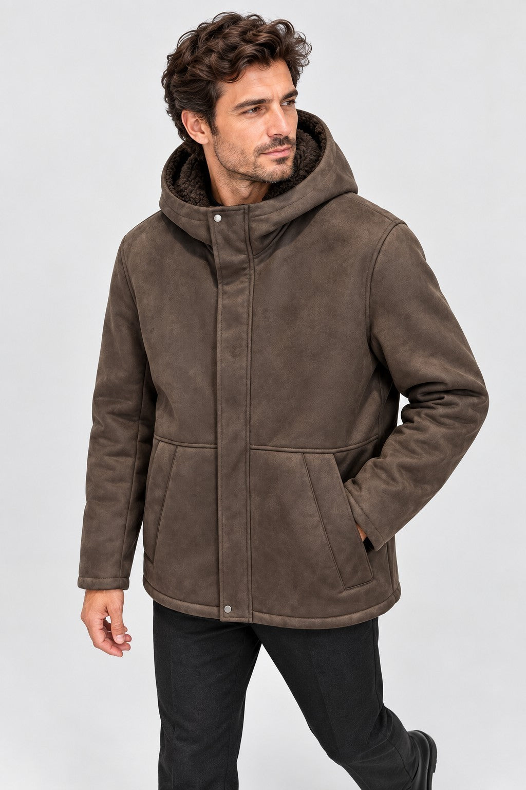 Giubbino bomber in montone marrone con cappuccio di Follower SRL indossato da un modello su sfondo neutro