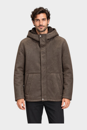 Modello indossa giubbino bomber in montone marrone con cappuccio e interno in pelliccia Follower SRL