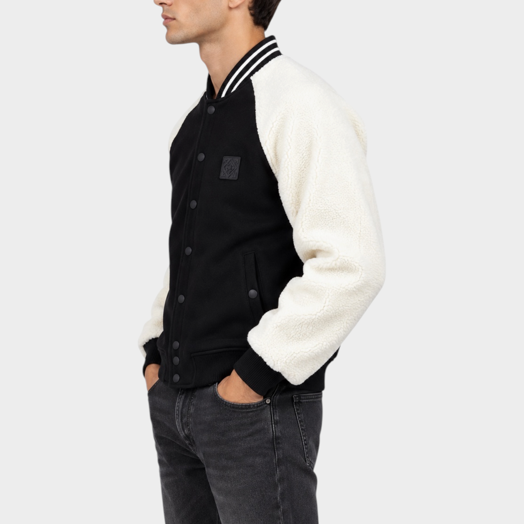 Modello indossa giubbino bomber Follower SRL nero con maniche in pile bianco e dettagli a righe sul colletto