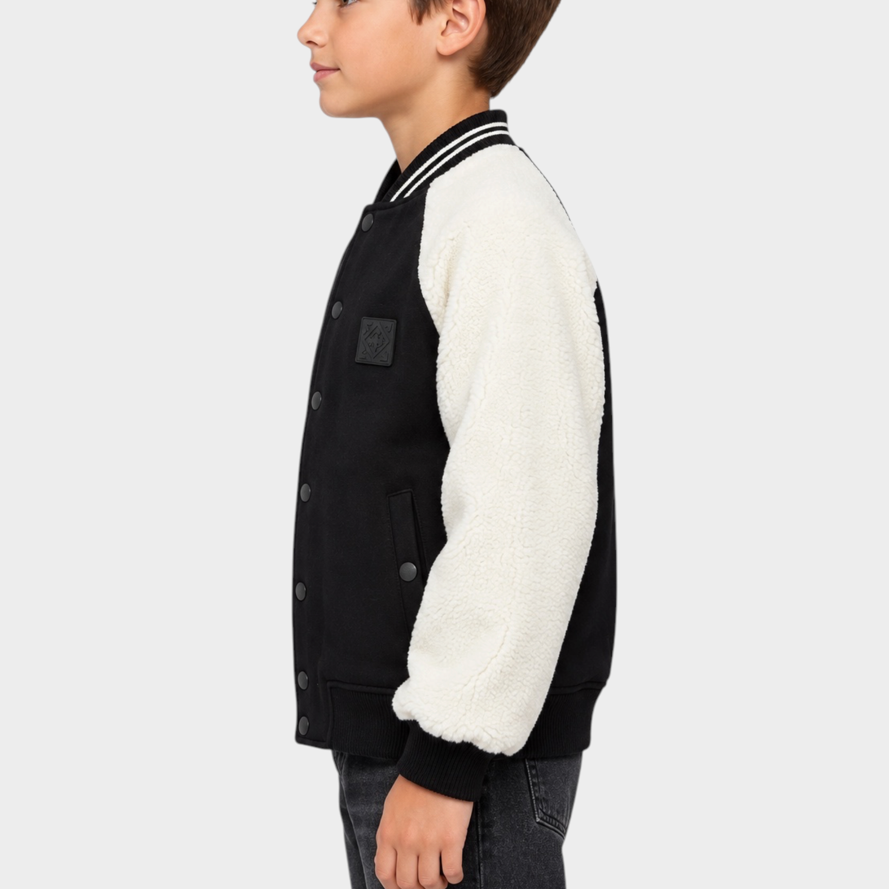 Ragazzo indossa giubbino bomber Follower SRL nero con maniche in sherpa bianco e chiusura a bottoni