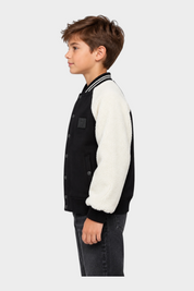 Ragazzo indossa giubbino bomber Follower SRL nero con maniche in sherpa bianco e chiusura a bottoni