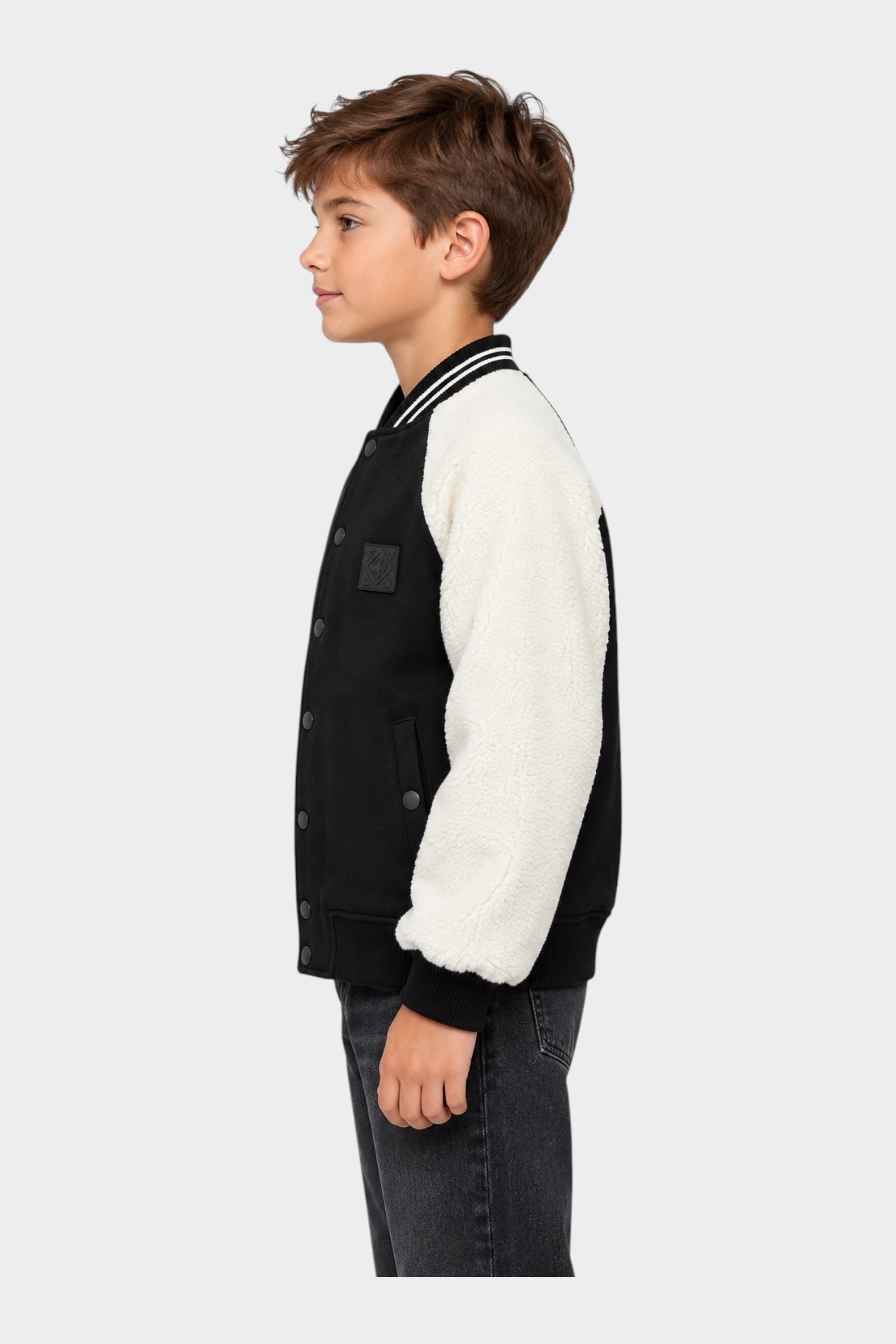 Ragazzo indossa giubbino bomber Follower SRL nero con maniche in sherpa bianco e chiusura a bottoni