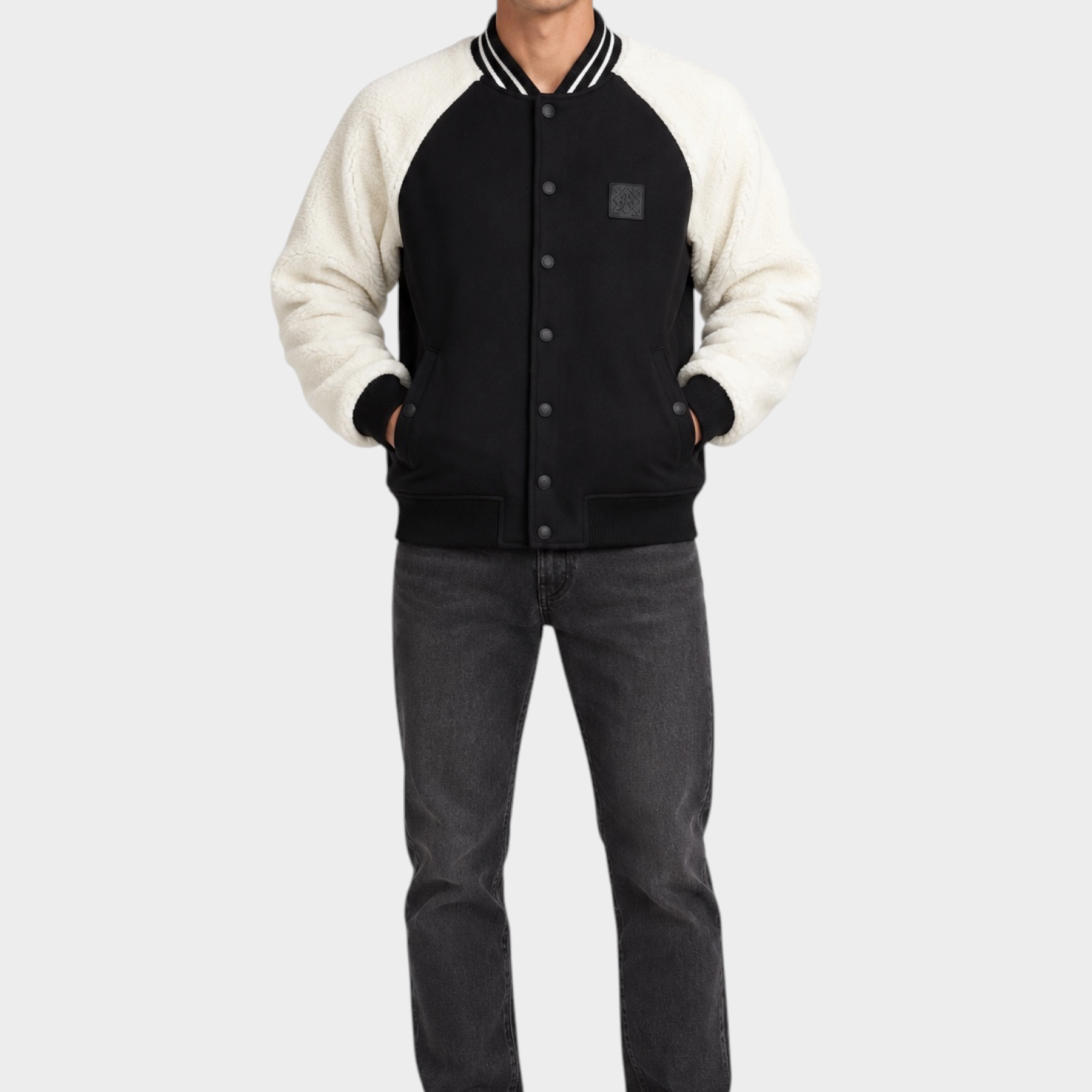 Giubbino bomber Follower SRL nero con maniche in sherpa bianco e chiusura a bottoni indossato da un modello
