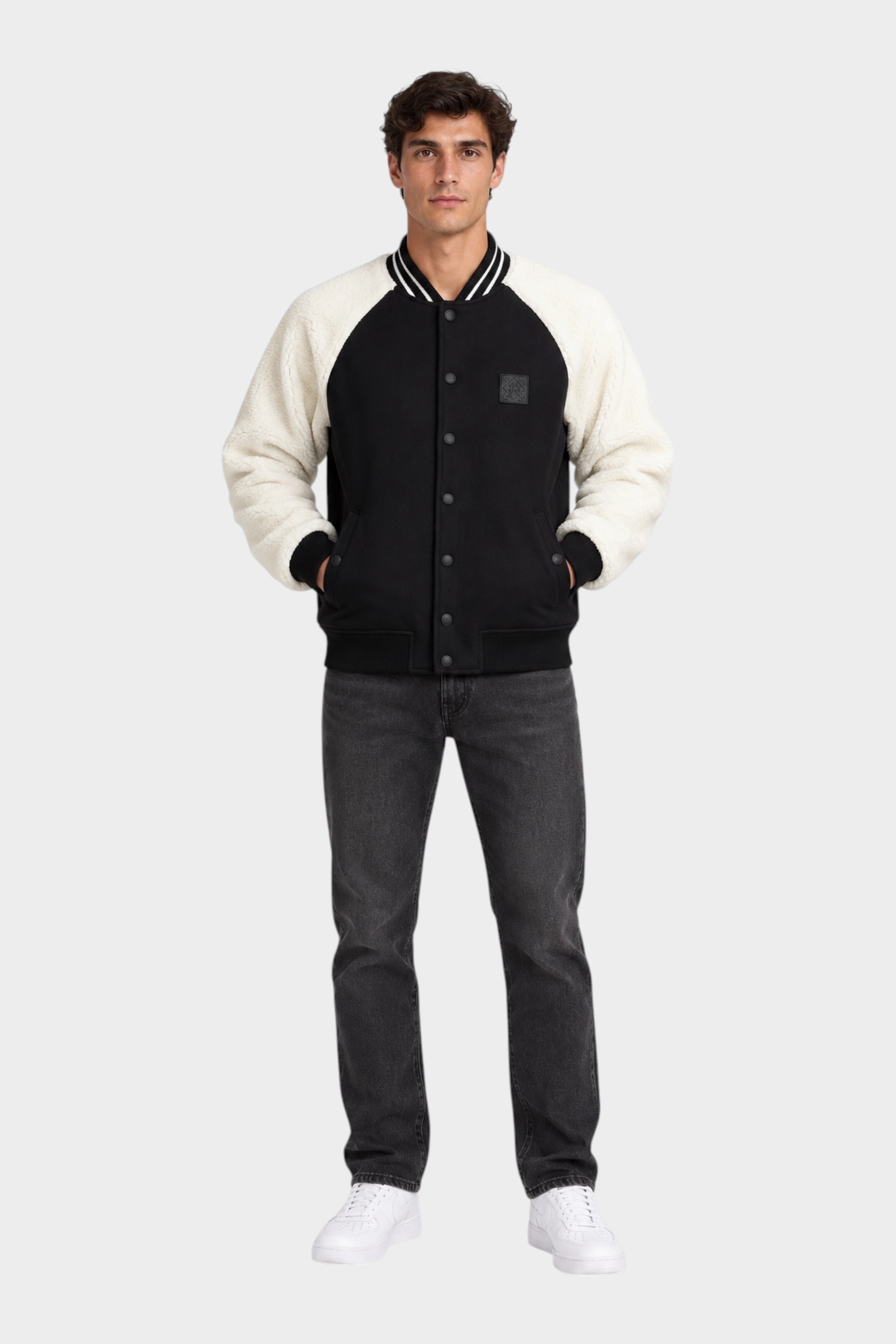 Giubbino bomber Follower SRL nero con maniche in sherpa bianco e chiusura a bottoni indossato da un modello