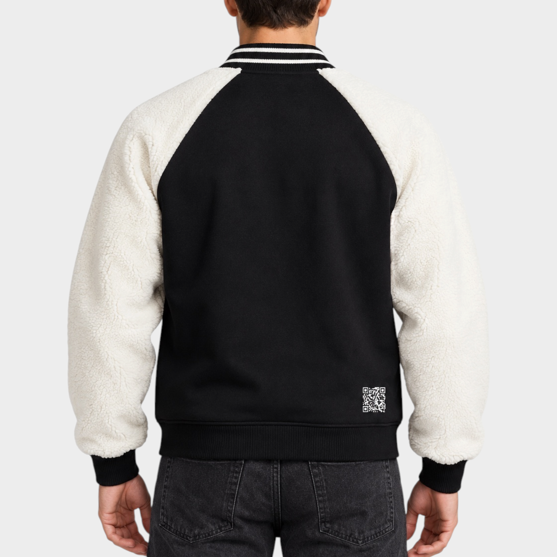 Vista posteriore del giubbino bomber Follower SRL nero con maniche in sherpa bianco e dettagli a righe sul colletto