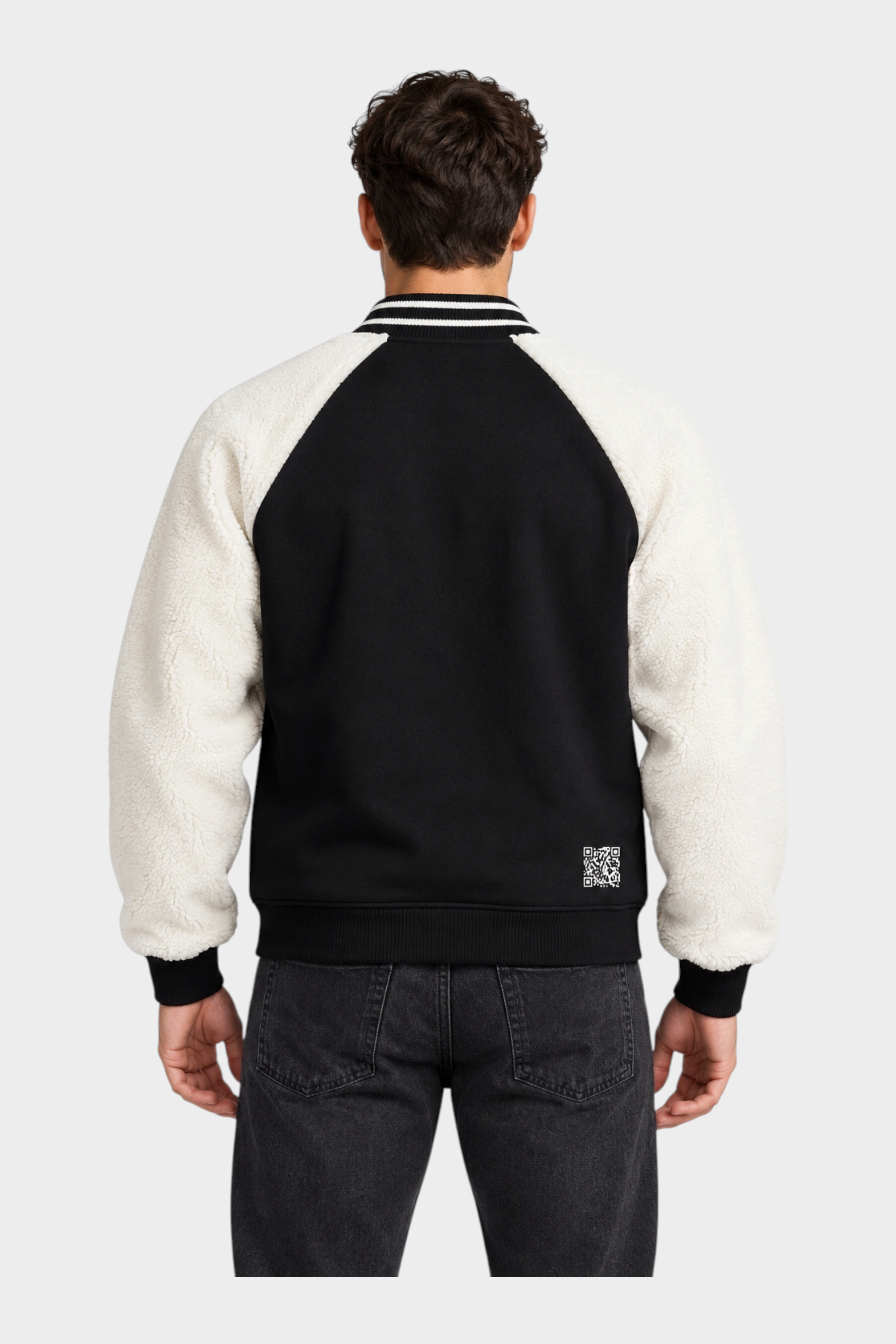 Vista posteriore del giubbino bomber Follower SRL nero con maniche in sherpa bianco e dettagli a righe sul colletto