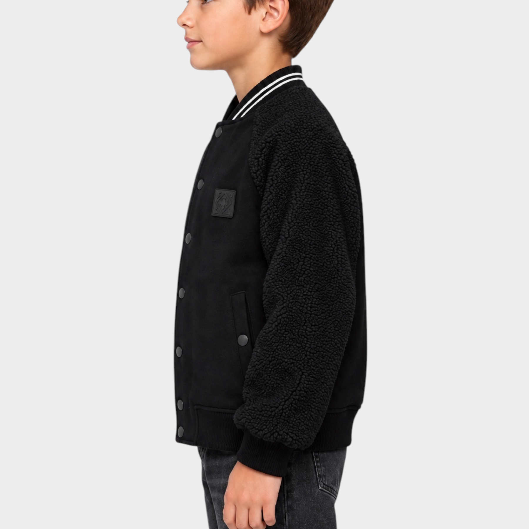 Ragazzo indossa giubbino bomber nero Follower SRL con maniche in tessuto teddy e chiusura a bottoni