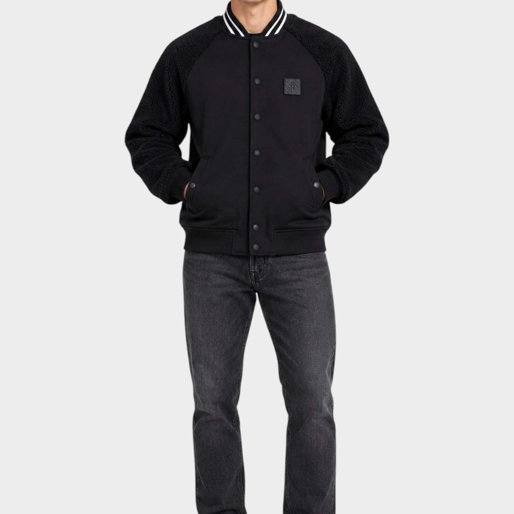 Modello indossa giubbino bomber nero Follower SRL con maniche in tessuto teddy e chiusura a bottoni