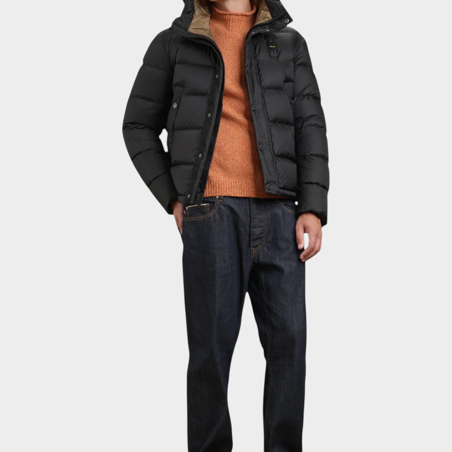 Modello indossa giubbino Clipper nero BLAUER con cappuccio, maglione color ruggine e jeans scuri Follower SRL