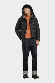Modello indossa giubbino Clipper nero BLAUER con cappuccio, maglione color ruggine e jeans scuri Follower SRL
