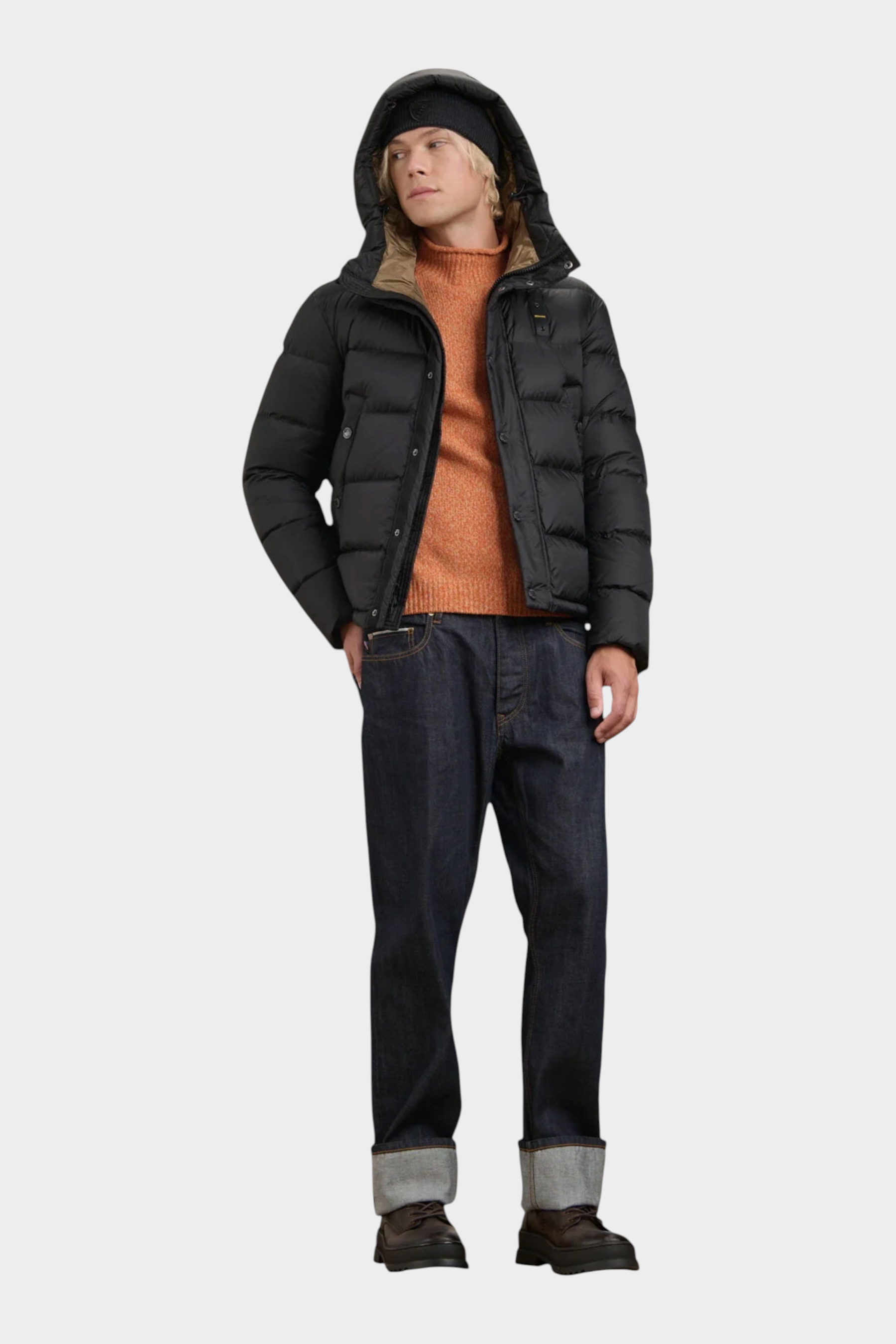 Modello indossa giubbino Clipper nero BLAUER con cappuccio, maglione color ruggine e jeans scuri Follower SRL