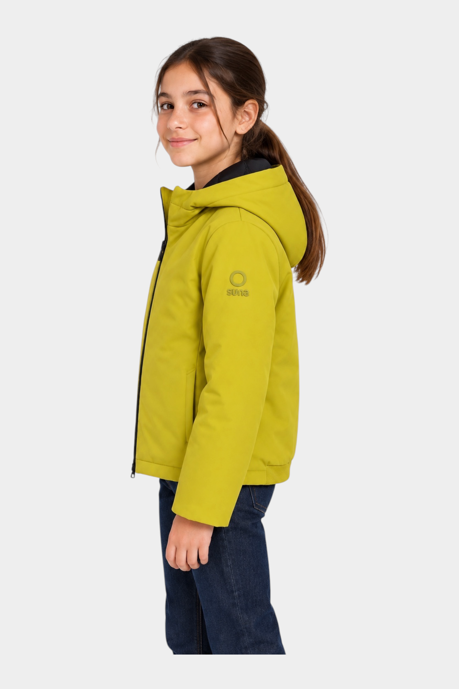 Ragazza indossa il giubbino unisex giallo Austin di Follower SRL con cappuccio e logo sul braccio