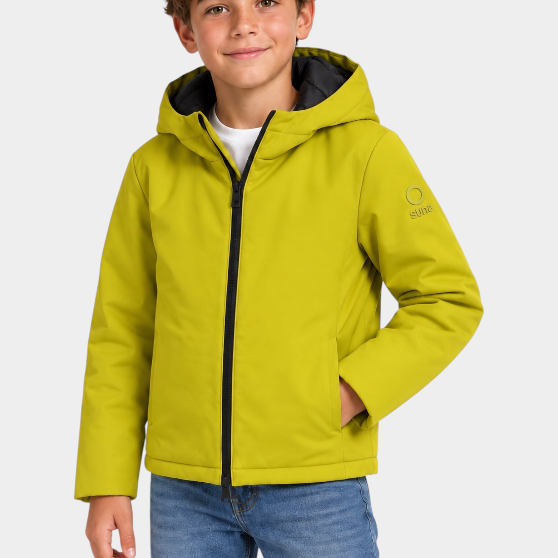 Ragazzo indossa giubbino unisex giallo Austin di Follower SRL con cappuccio, zip nera e logo SUNS sulla manica