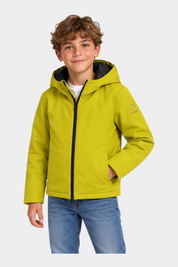 Ragazzo indossa giubbino unisex giallo Austin di Follower SRL con cappuccio, zip nera e logo SUNS sulla manica