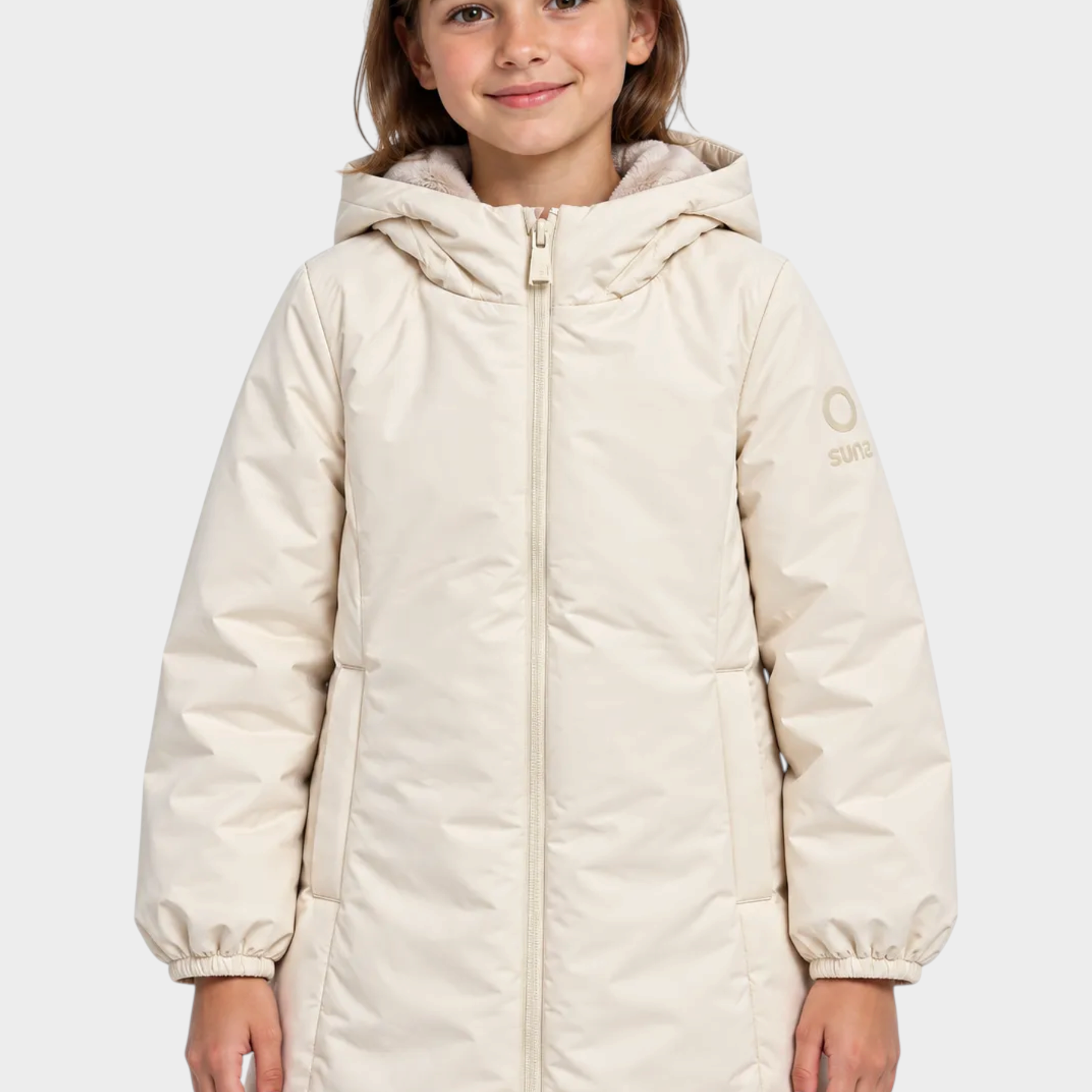 Bambina indossa giubbino lungo avorio Follower SRL con cappuccio, chiusura a zip e logo SUNS BOARDS sulla manica