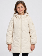 Bambina indossa giubbino lungo avorio Follower SRL con cappuccio, chiusura a zip e logo SUNS BOARDS sulla manica