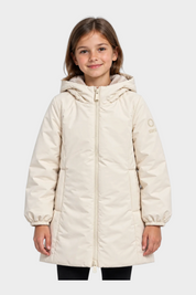 Bambina indossa giubbino lungo avorio Follower SRL con cappuccio, chiusura a zip e logo SUNS BOARDS sulla manica