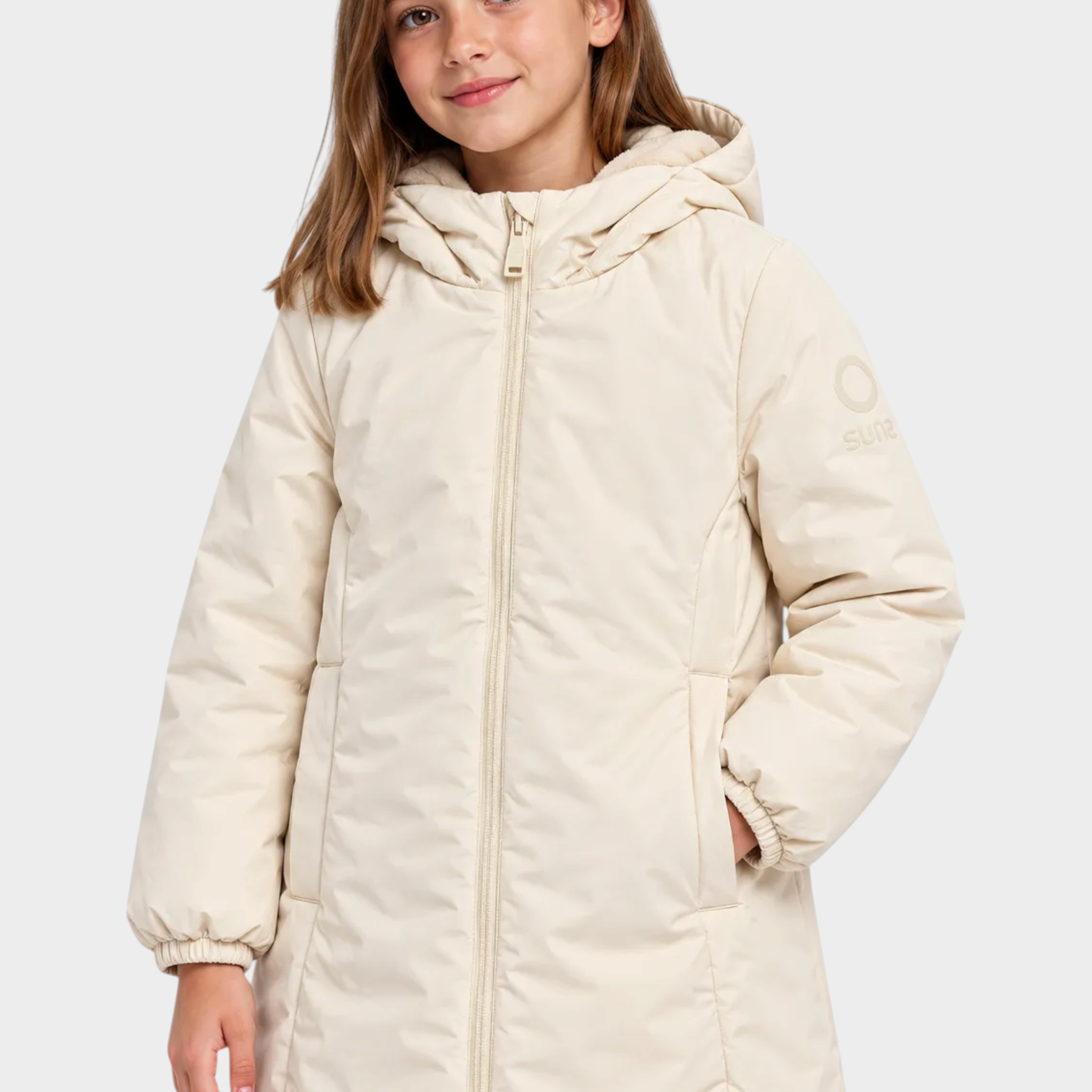 Bambina indossa giubbino lungo avorio Follower SRL con cappuccio, chiusura a zip e logo SUNS BOARDS sulla manica