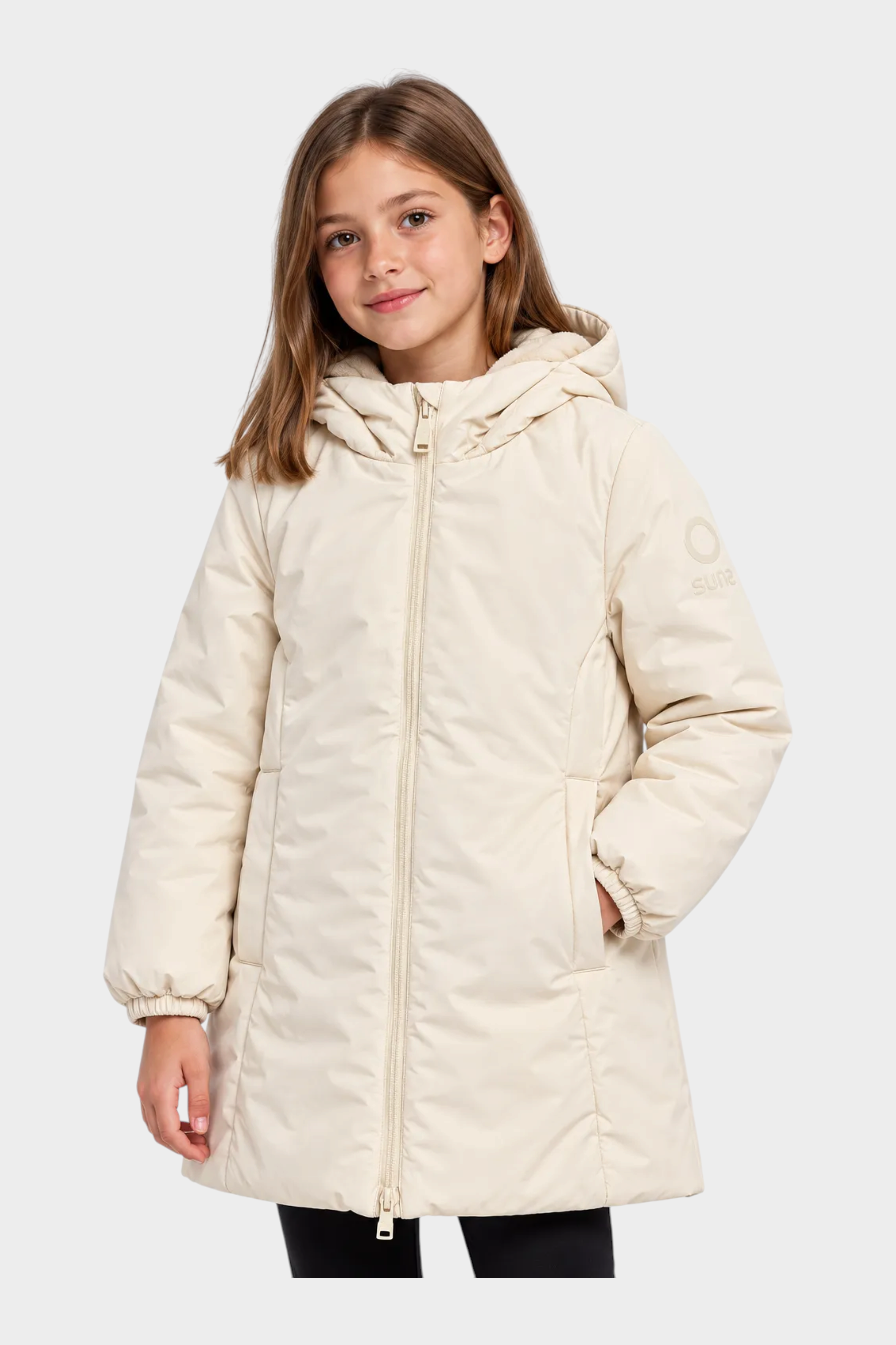 Bambina indossa giubbino lungo avorio Follower SRL con cappuccio, chiusura a zip e logo SUNS BOARDS sulla manica