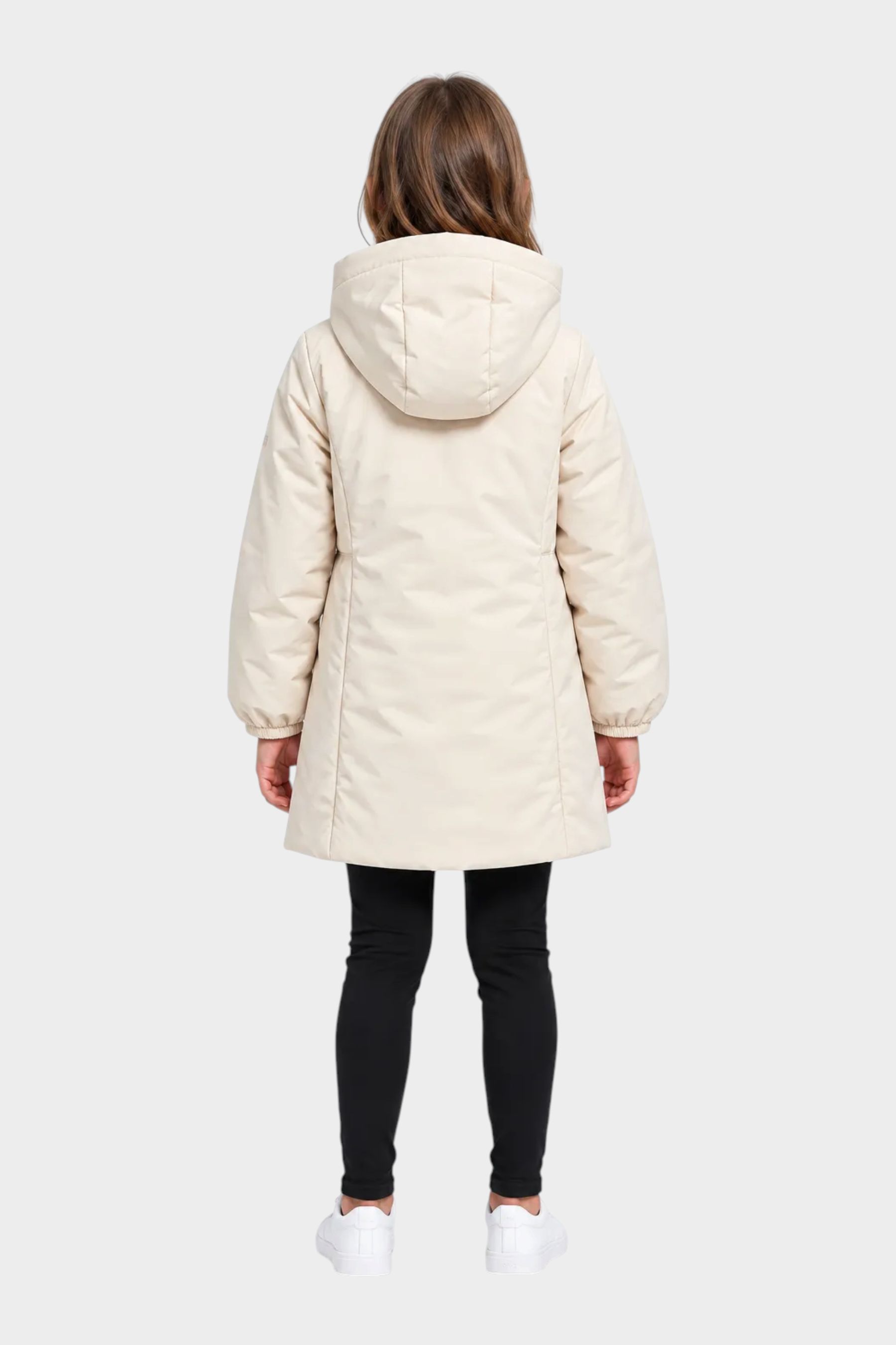 Giubbino lungo Follower SRL modello Aurelia in velluto color avorio con cappuccio indossato da una bambina
