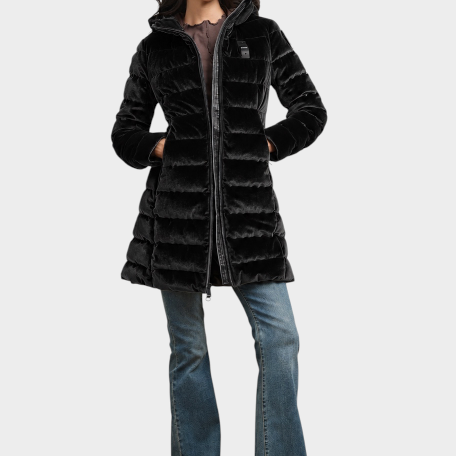 Modella indossa giubbino lungo trapuntato in velluto nero lucido Follower SRL con cappuccio e chiusura zip