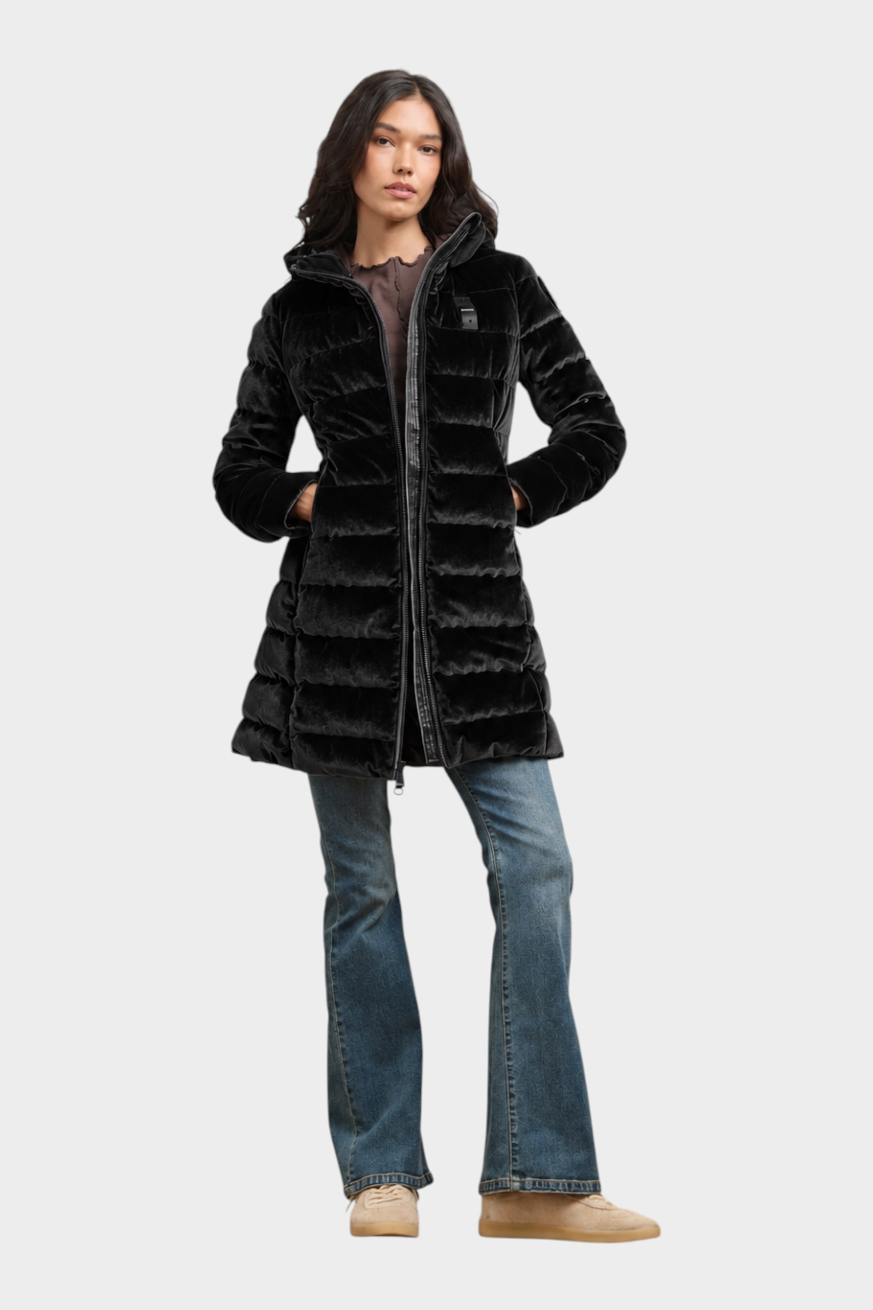 Modella indossa giubbino lungo trapuntato in velluto nero lucido Follower SRL con cappuccio e chiusura zip