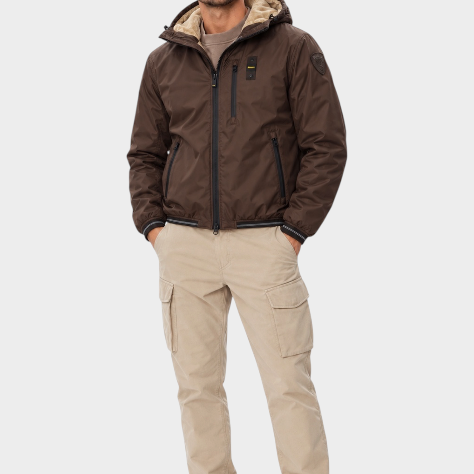 Modello indossa giubbino marrone Follower SRL con cappuccio e interno in pelliccia sintetica, stile casual invernale