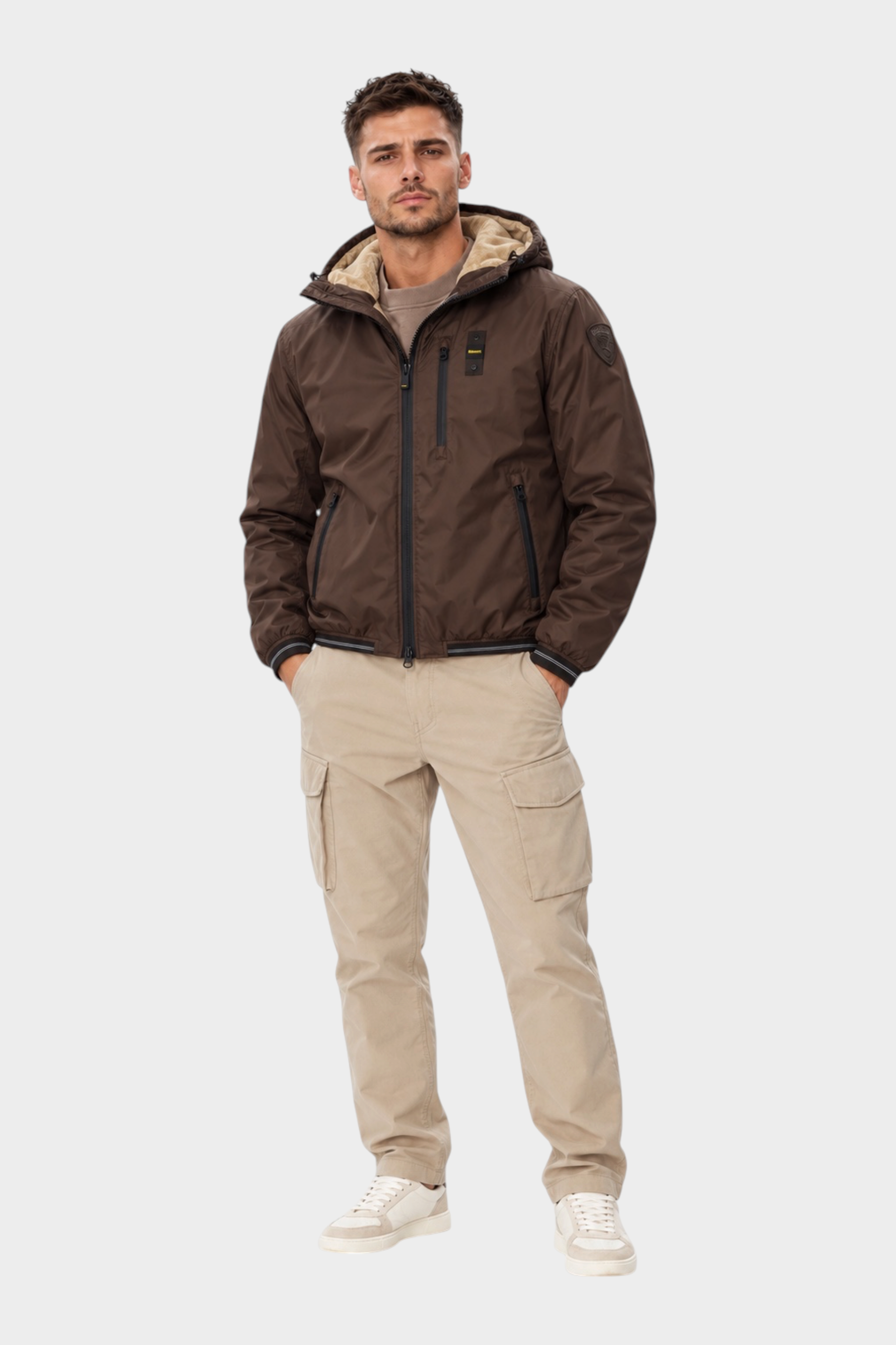 Modello indossa giubbino marrone Follower SRL con cappuccio e interno in pelliccia sintetica, stile casual invernale