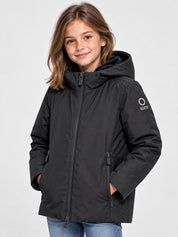 Bambina che indossa il giubbino nero Aurelia Velour di Follower SRL con cappuccio e logo SUNS BOARDS sulla manica